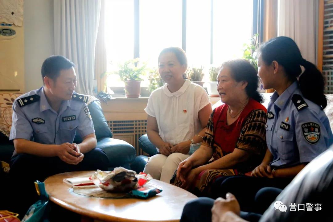 营口市公安局党委副书记副局长范春锋走访慰问南湖社区困难党员