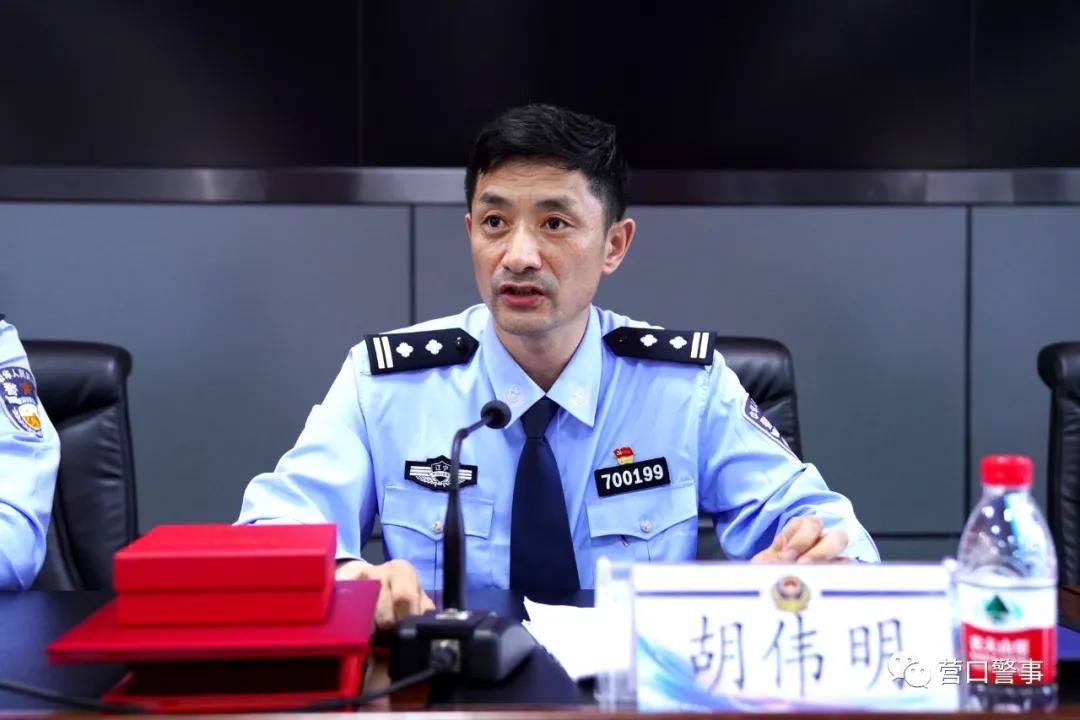 分局胜利派出所副所长兼沙岗镇鸣珂岭村第一书记刘建龙分别作经验交流