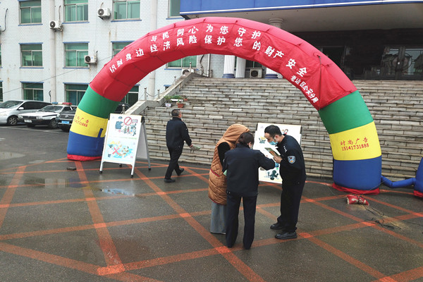 老边公安分局经侦大队开展第十二届515经侦宣传日主题宣传活动