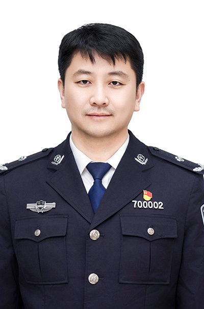 胡刚   营口市公安局党委副书记、分管日常工作的副局长