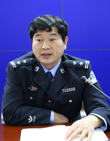 中国警长高擎警界战旗记大石桥市公安局治安管理大队大队长罗明