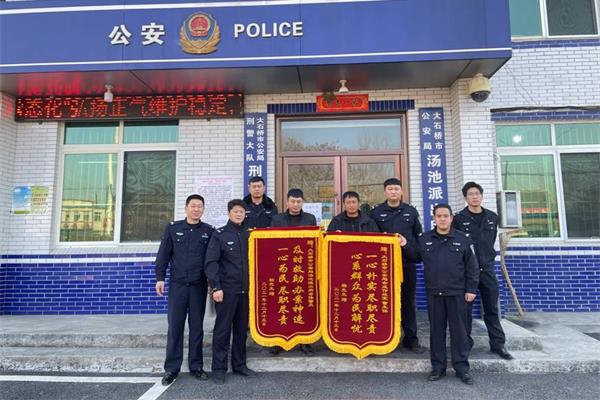 称其12岁的妹妹杨某涵于12月9日乘坐出租车到达大石桥市汤池镇某地