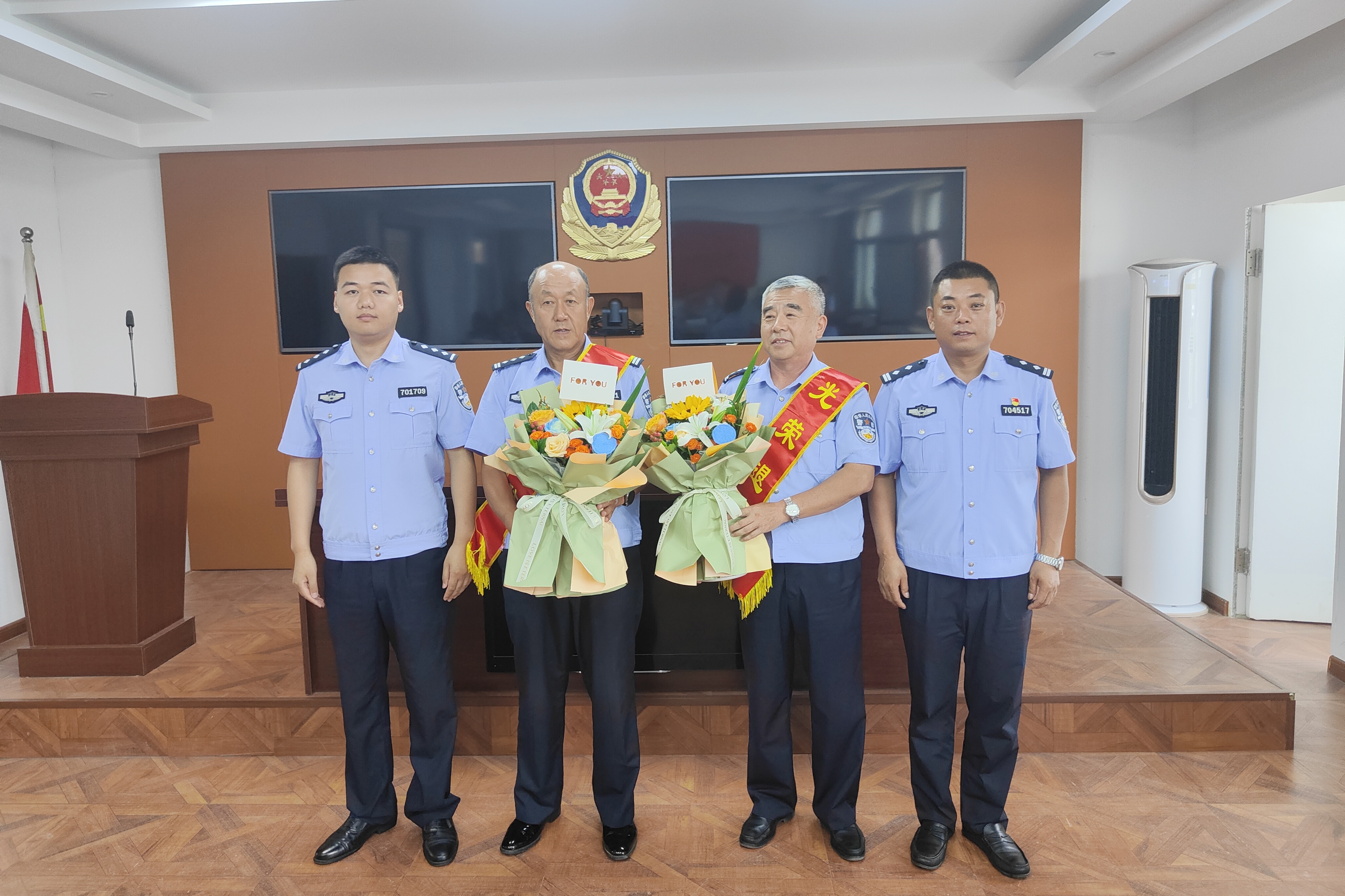 两位同志表示将做到退休不褪色,离岗不离心,无论身在何处,都将继续
